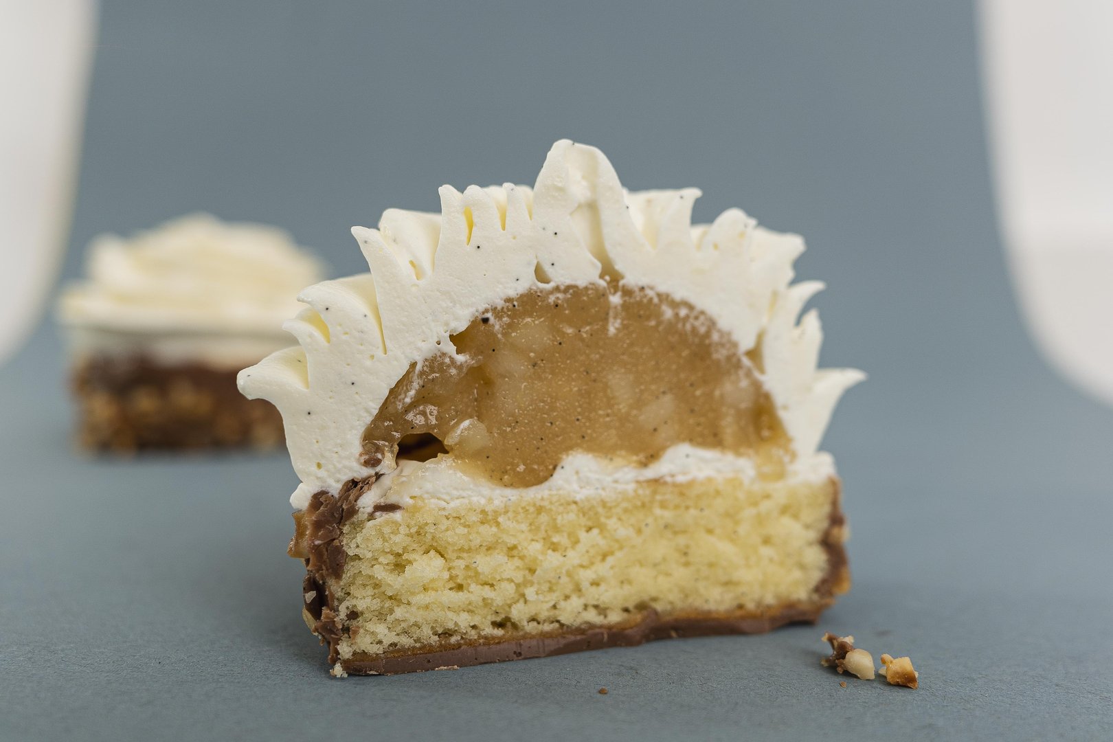 Entremet vanille coupé, cœur fruité